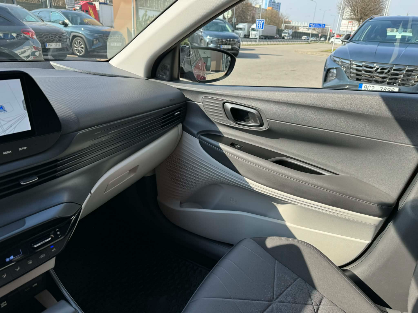 OC199V01117_22.webp_BAYON Style Premium 1.0 T-GDI 88 kW automat