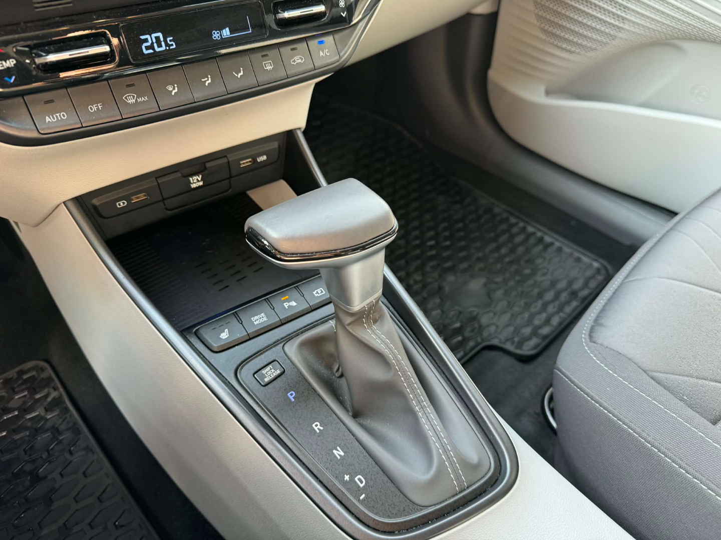 OC199V01117_23.webp_BAYON Style Premium 1.0 T-GDI 88 kW automat