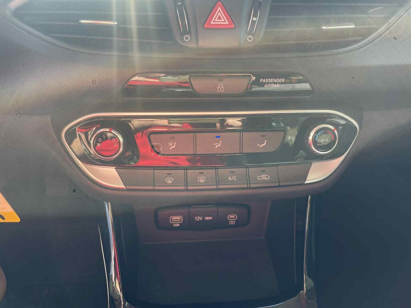 OC199V01163_26.webp_I30 Smart Climate 1.5 DPi 70 kW manuál, DPH