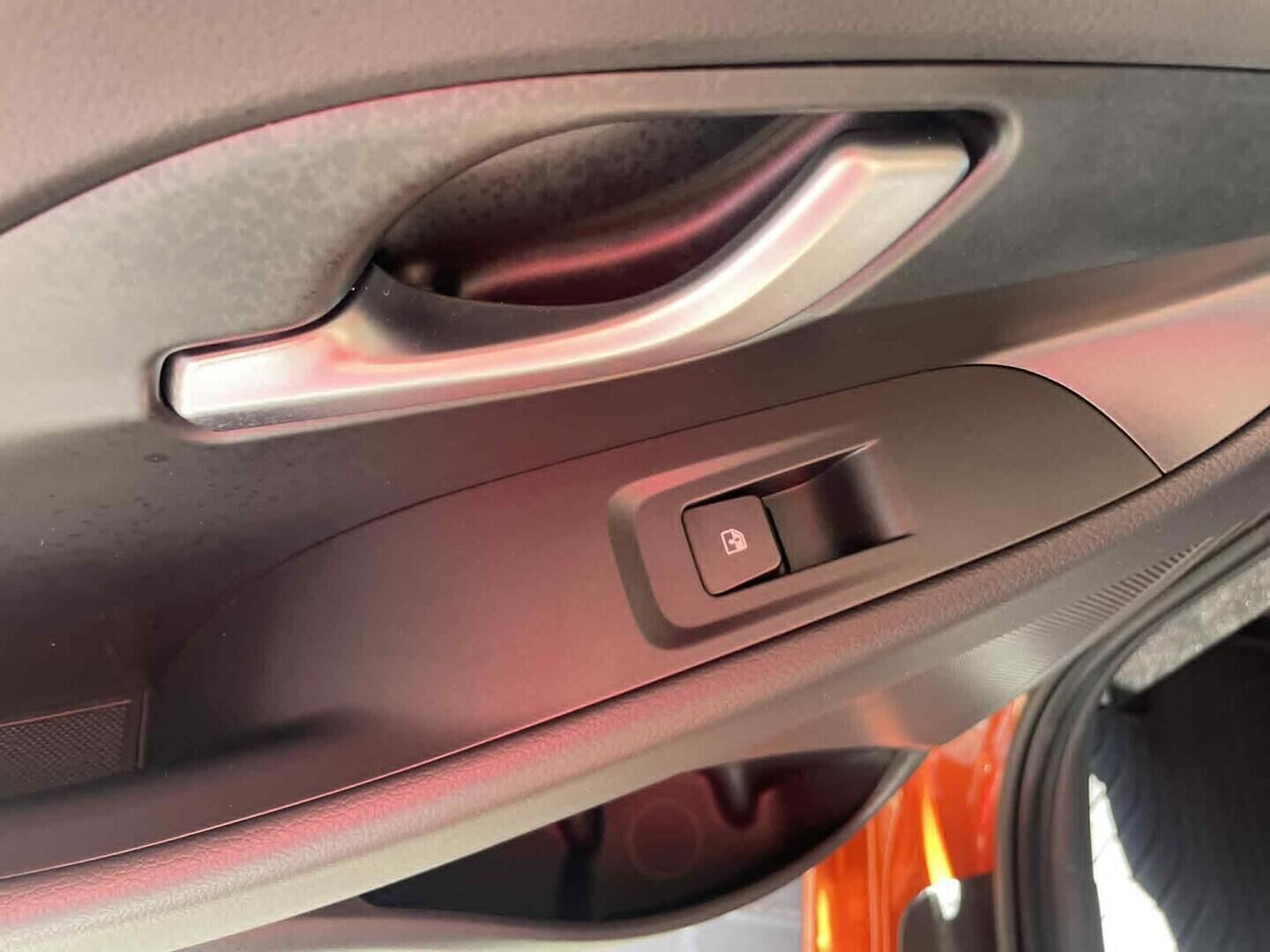 OC199V01163_30.webp_I30 Smart Climate 1.5 DPi 70 kW manuál, DPH