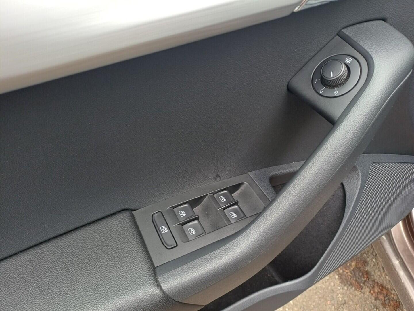 OI199V01697_21.webp_OCTAVIA Ambiente 1.6 TDI 85 kW automat