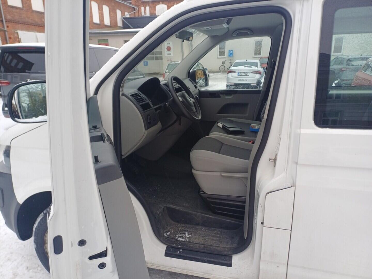 OI199V01705_20.webp_TRANSPORTER KOMBI  2.0 TDI 75 kW manuál, DPH