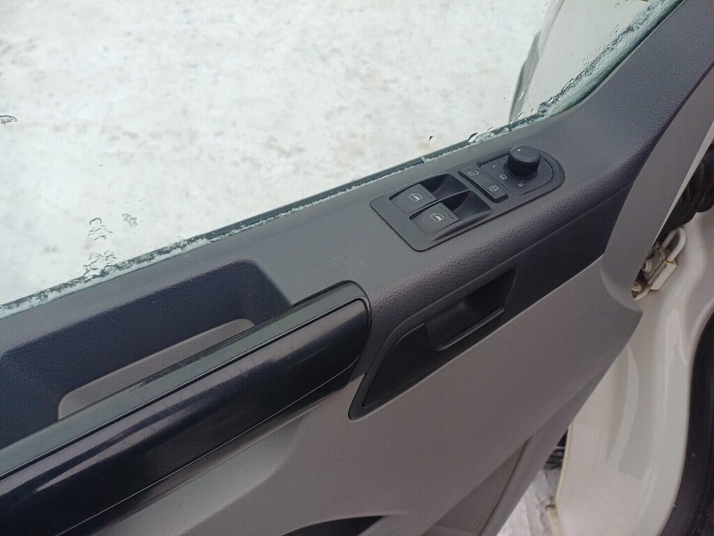 OI199V01705_21.webp_TRANSPORTER KOMBI  2.0 TDI 75 kW manuál, DPH