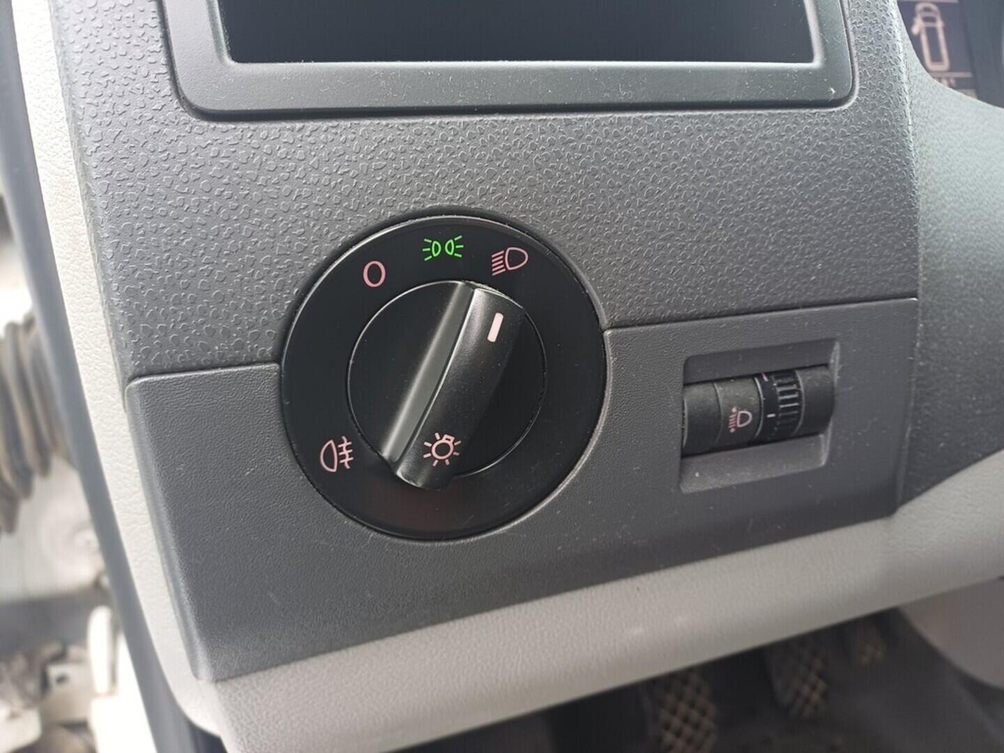 OI199V01705_22.webp_TRANSPORTER KOMBI  2.0 TDI 75 kW manuál, DPH