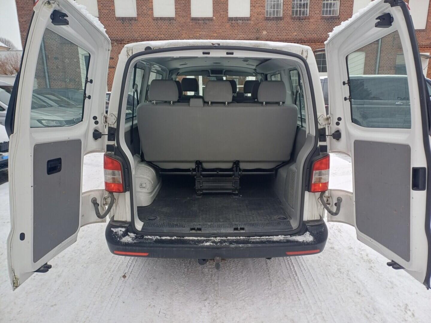 OI199V01705_28.webp_TRANSPORTER KOMBI  2.0 TDI 75 kW manuál, DPH