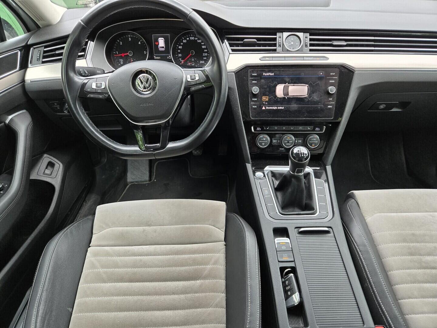 OI199V01719_13.webp_PASSAT Highline 2.0 TDI 110 kW manuál