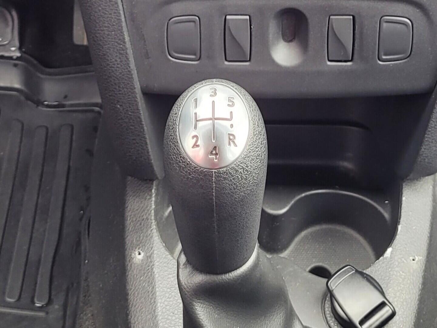 OM190V02197_30.webp_LOGAN  1.0 SCE 54 kW manuál