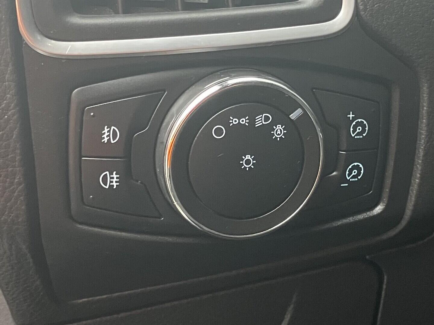 OM190V02422_22.webp_FOCUS titanium 1.6  110 kW manuál