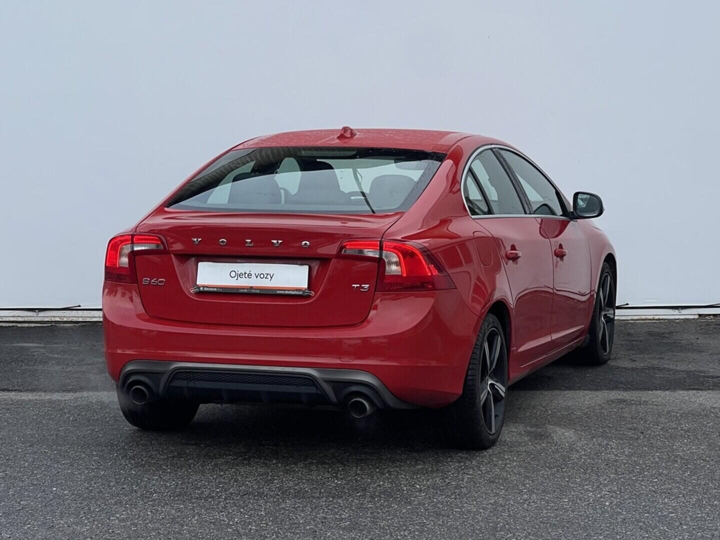 OM190V02431_11.webp_S60 R-Design SE 2.0  112 kW manuál