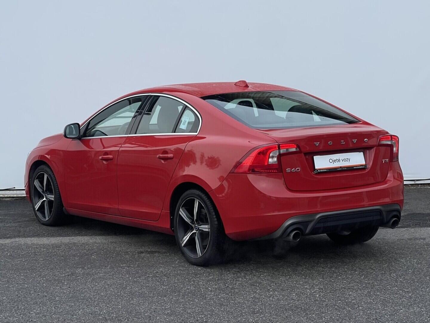 OM190V02431_15.webp_S60 R-Design SE 2.0  112 kW manuál