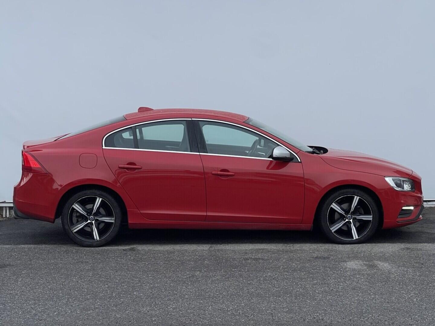 OM190V02431_16.webp_S60 R-Design SE 2.0  112 kW manuál