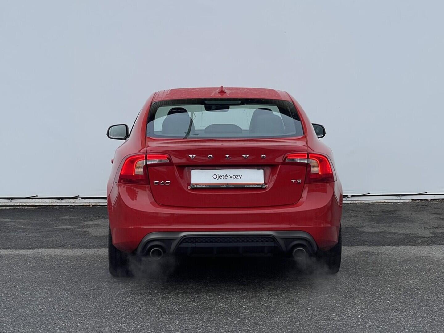 OM190V02431_17.webp_S60 R-Design SE 2.0  112 kW manuál