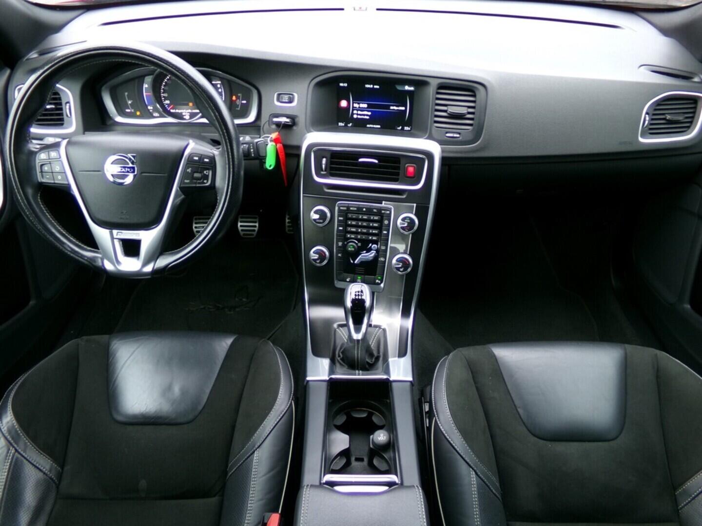 OM190V02431_18.webp_S60 R-Design SE 2.0  112 kW manuál