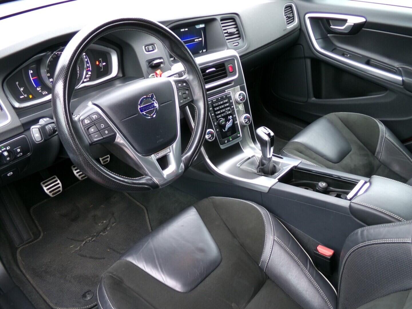 OM190V02431_19.webp_S60 R-Design SE 2.0  112 kW manuál