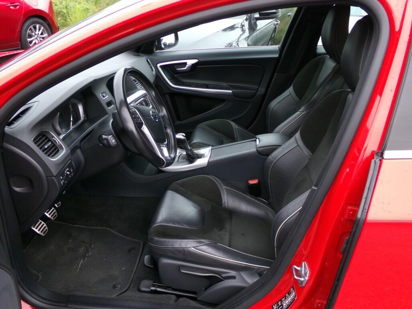 OM190V02431_20.webp_S60 R-Design SE 2.0  112 kW manuál