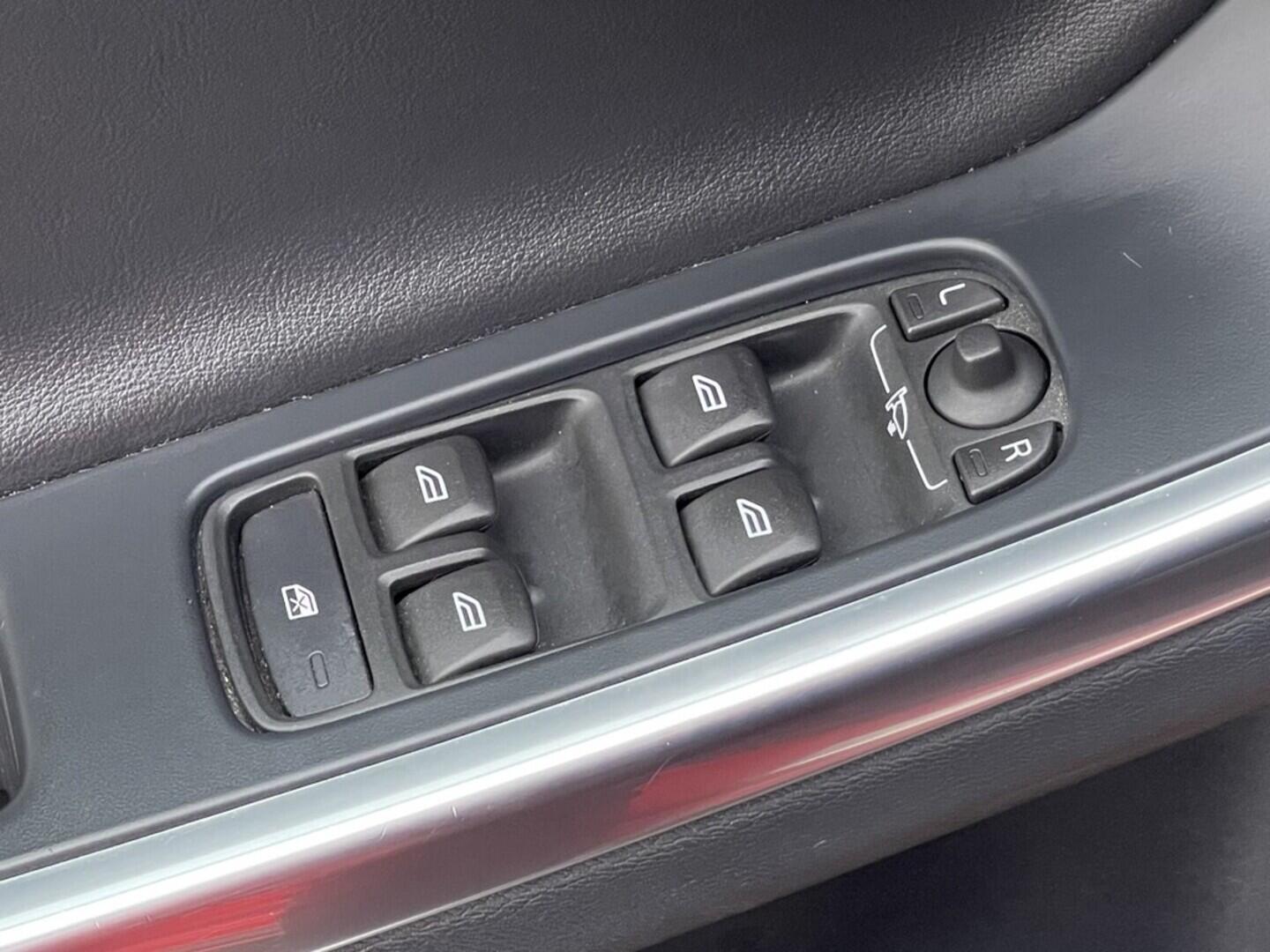 OM190V02431_21.webp_S60 R-Design SE 2.0  112 kW manuál