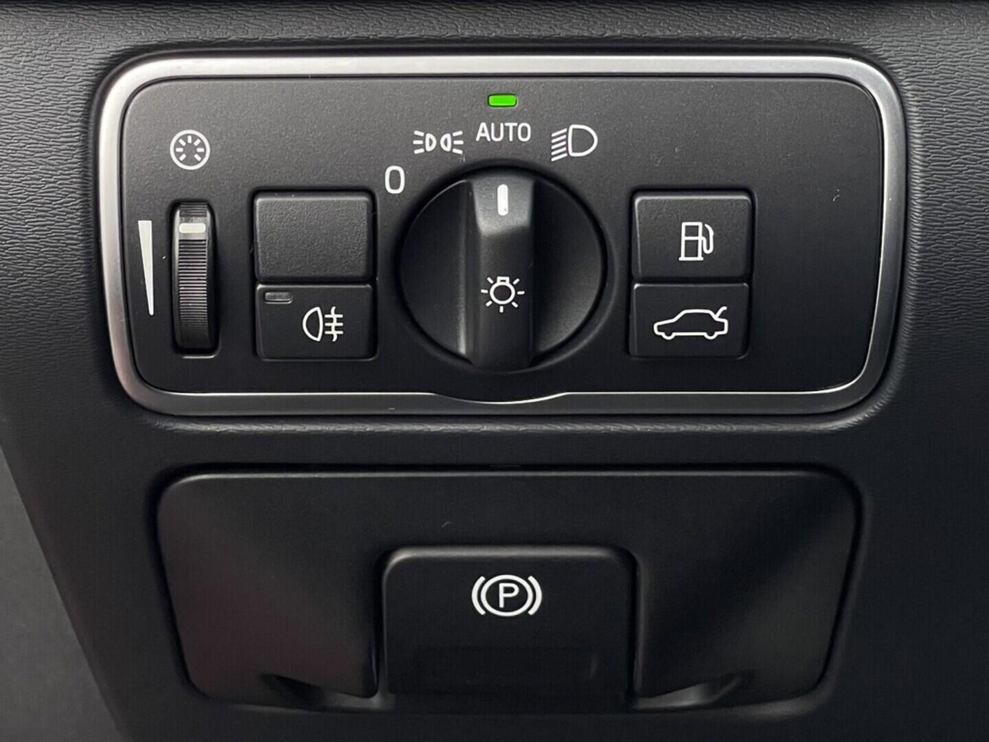 OM190V02431_22.webp_S60 R-Design SE 2.0  112 kW manuál