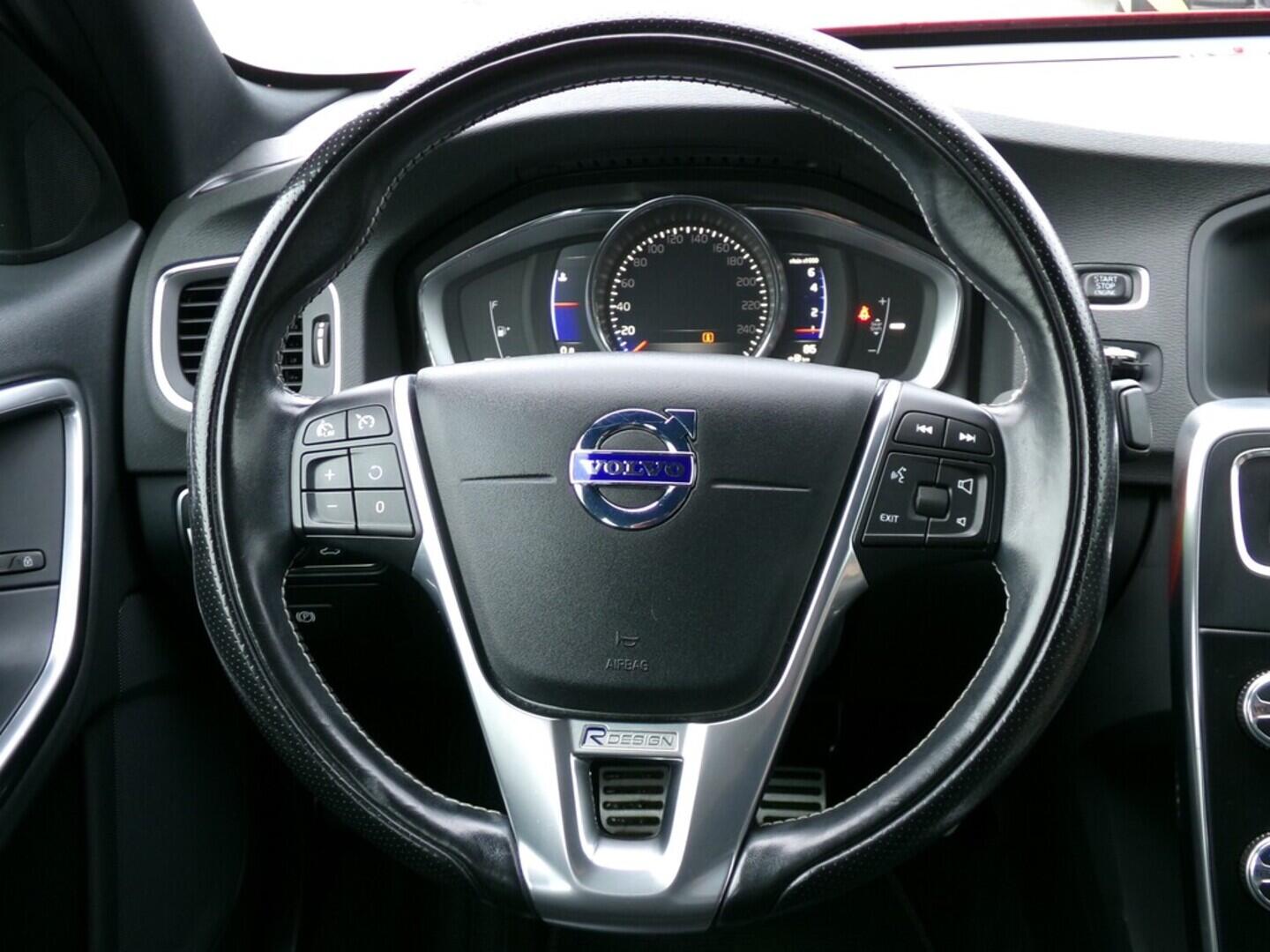 OM190V02431_23.webp_S60 R-Design SE 2.0  112 kW manuál