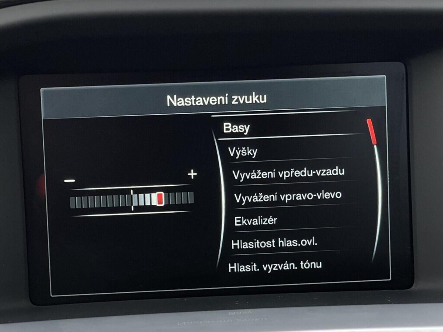 OM190V02431_26.webp_S60 R-Design SE 2.0  112 kW manuál