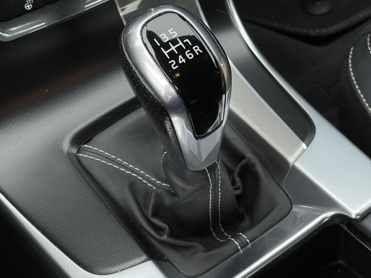 OM190V02431_28.webp_S60 R-Design SE 2.0  112 kW manuál