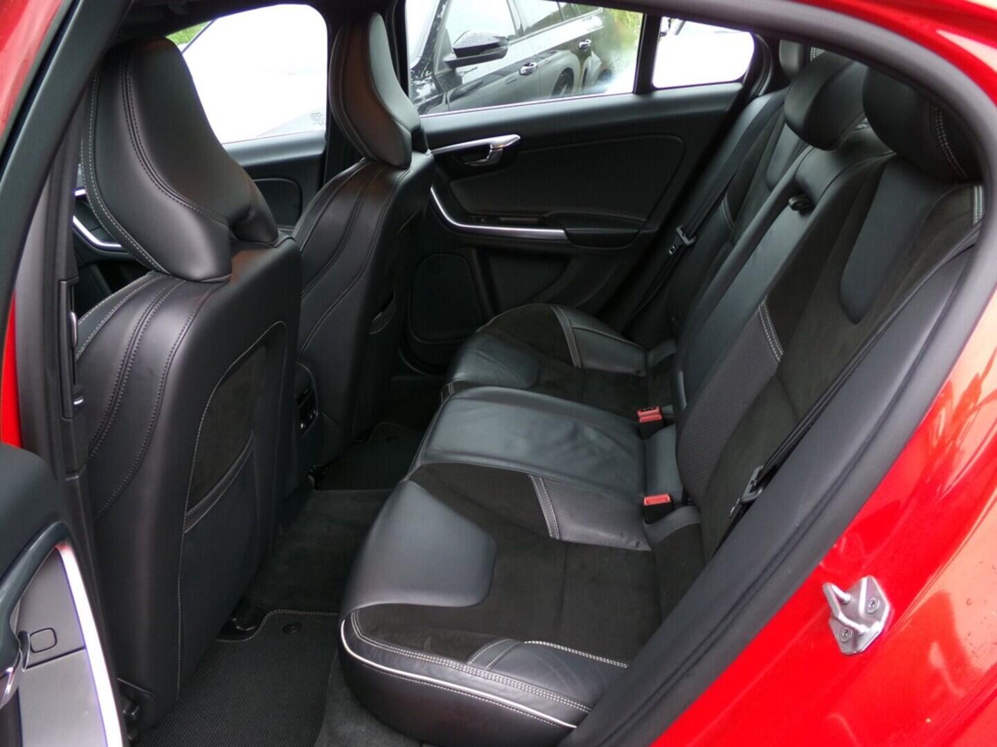 OM190V02431_29.webp_S60 R-Design SE 2.0  112 kW manuál