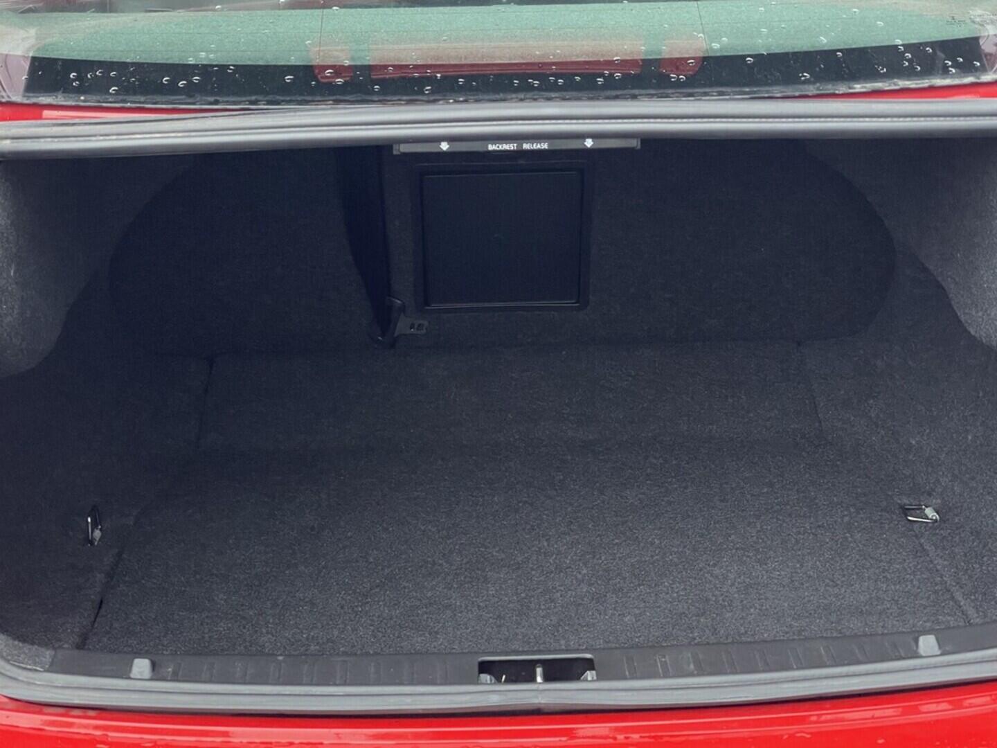 OM190V02431_30.webp_S60 R-Design SE 2.0  112 kW manuál