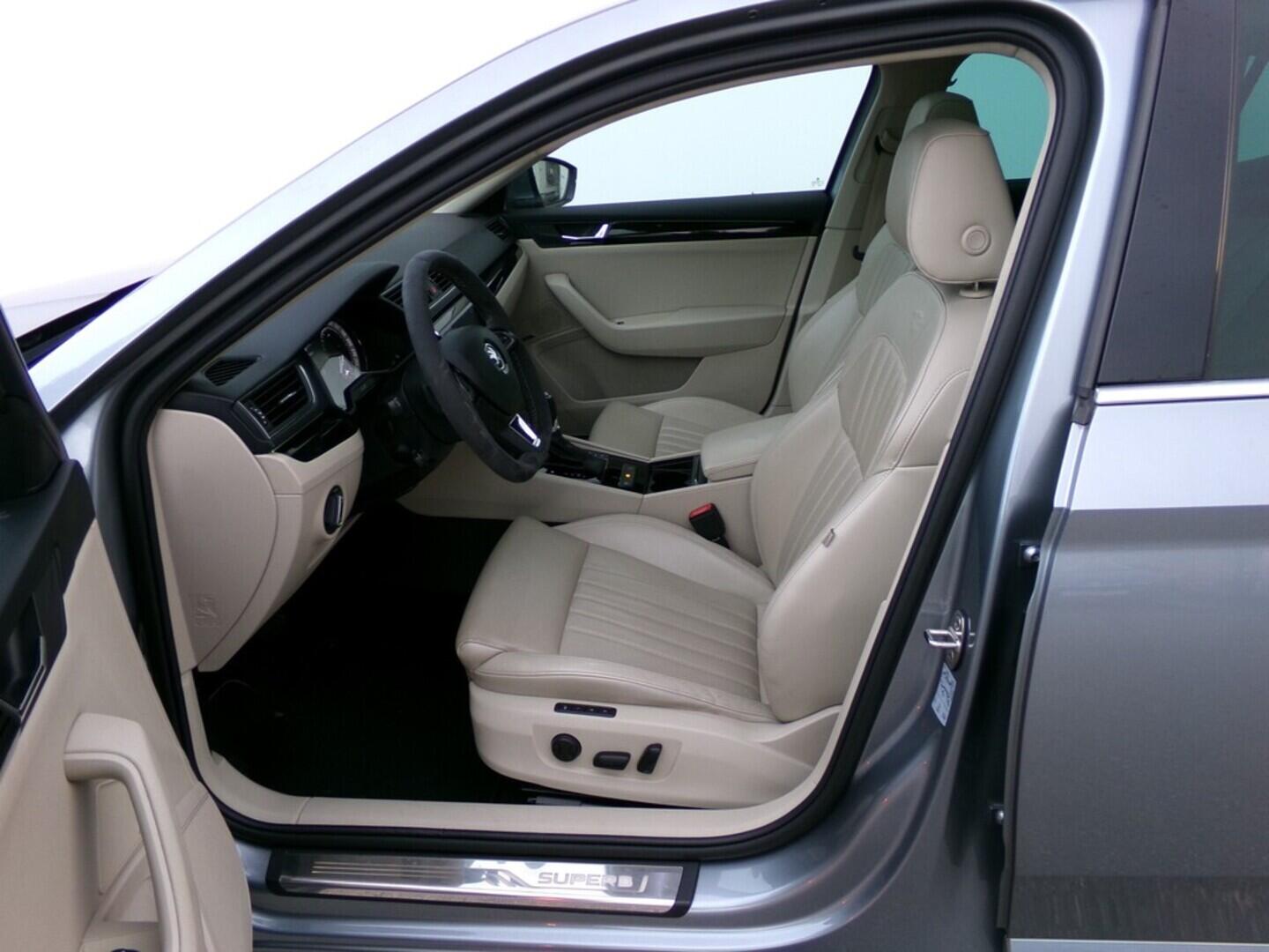 OM190V02433_20.webp_SUPERB L&K 2.0 TSI 206 kW automat