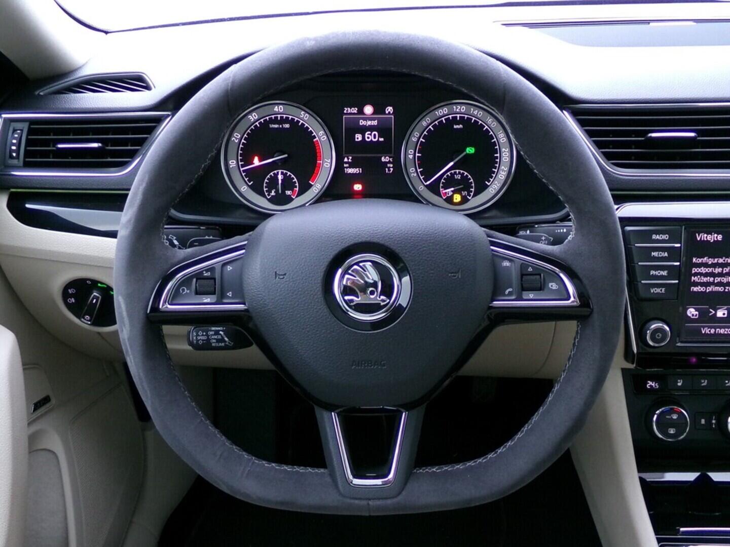 OM190V02433_23.webp_SUPERB L&K 2.0 TSI 206 kW automat