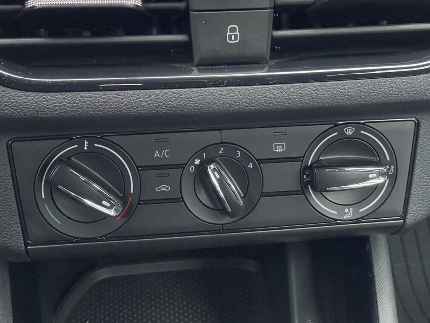 OM190V02434_27.webp_SCALA Ambition 1.0 TSI 81 kW manuál, DPH