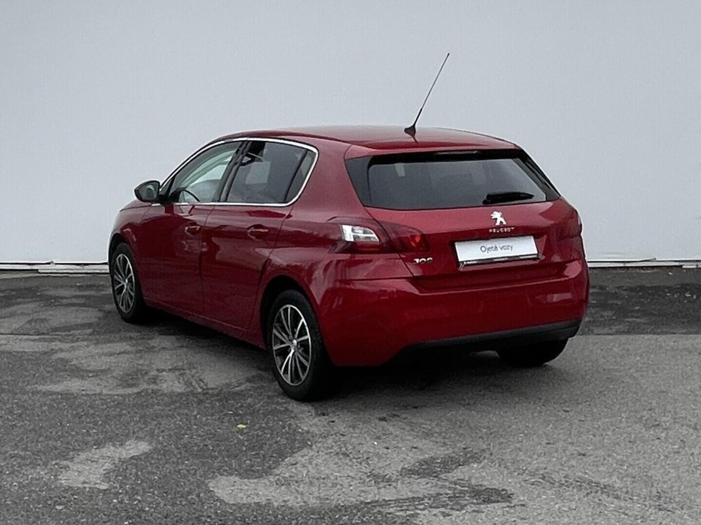 OM190V02456_15.webp_308 allure 1.6  88 kW manuál