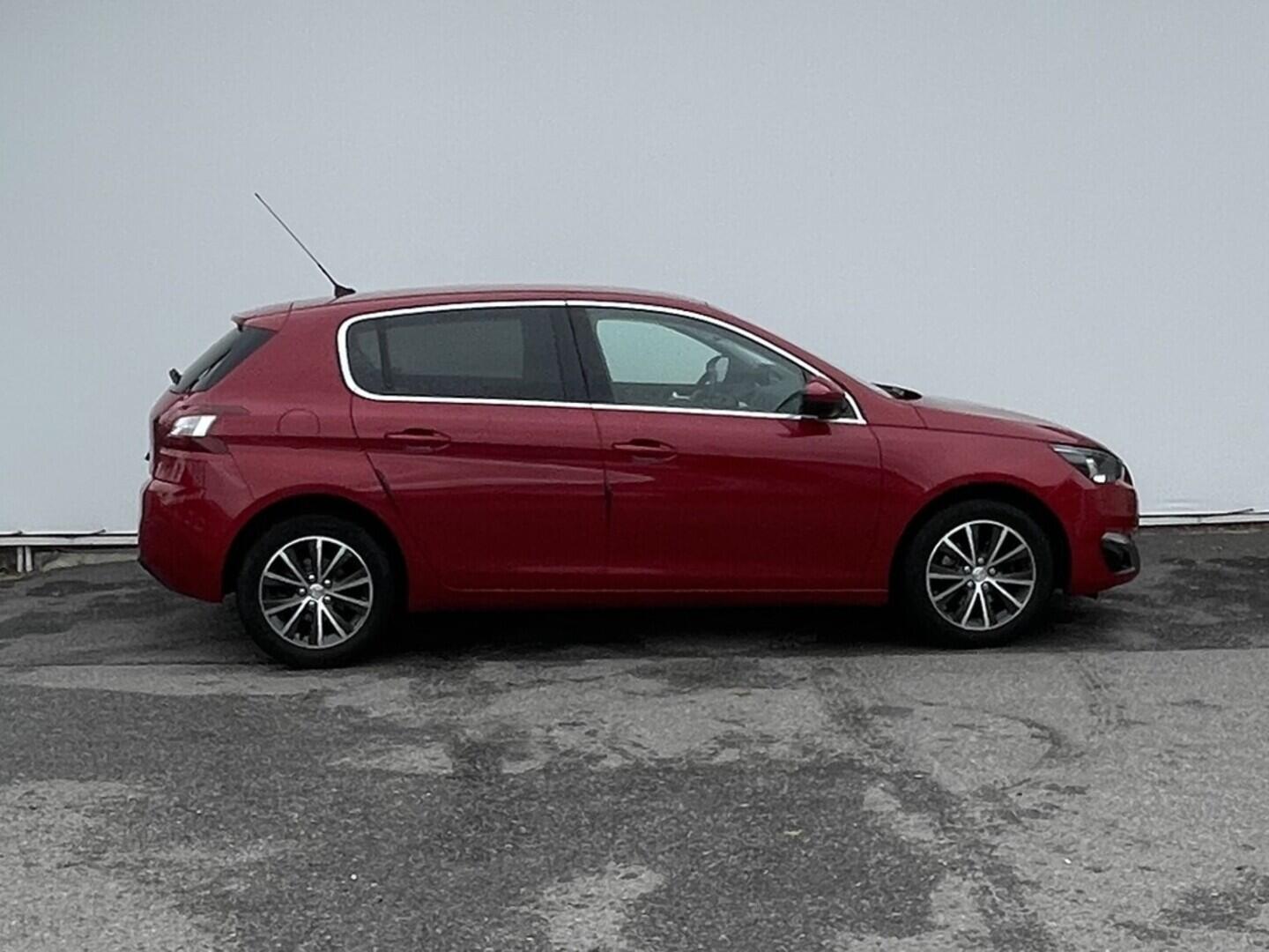 OM190V02456_16.webp_308 allure 1.6  88 kW manuál