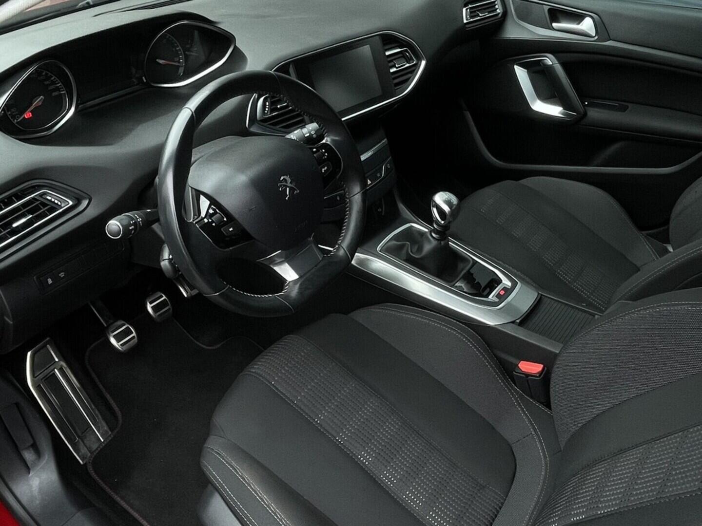 OM190V02456_19.webp_308 allure 1.6  88 kW manuál