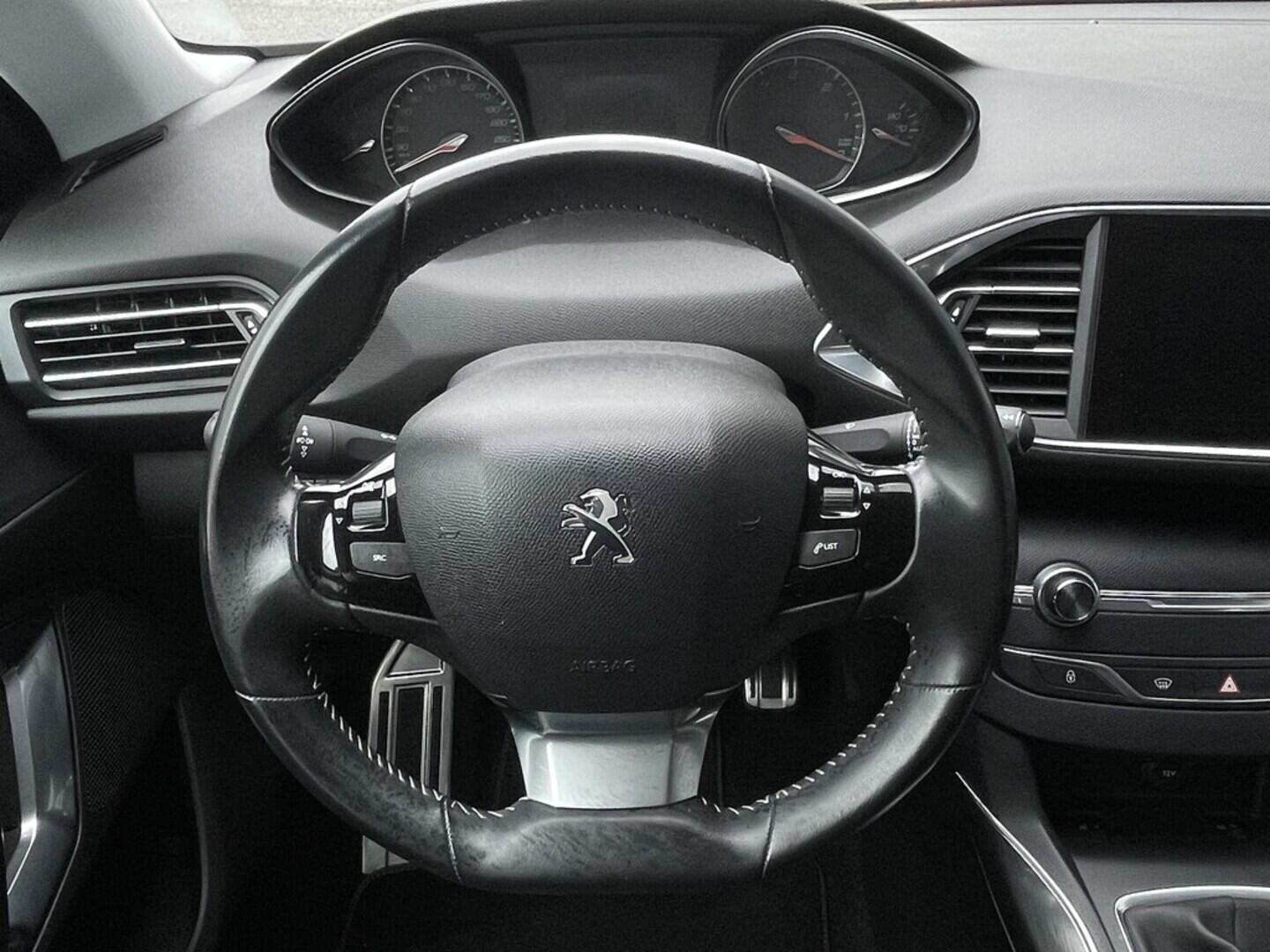 OM190V02456_23.webp_308 allure 1.6  88 kW manuál