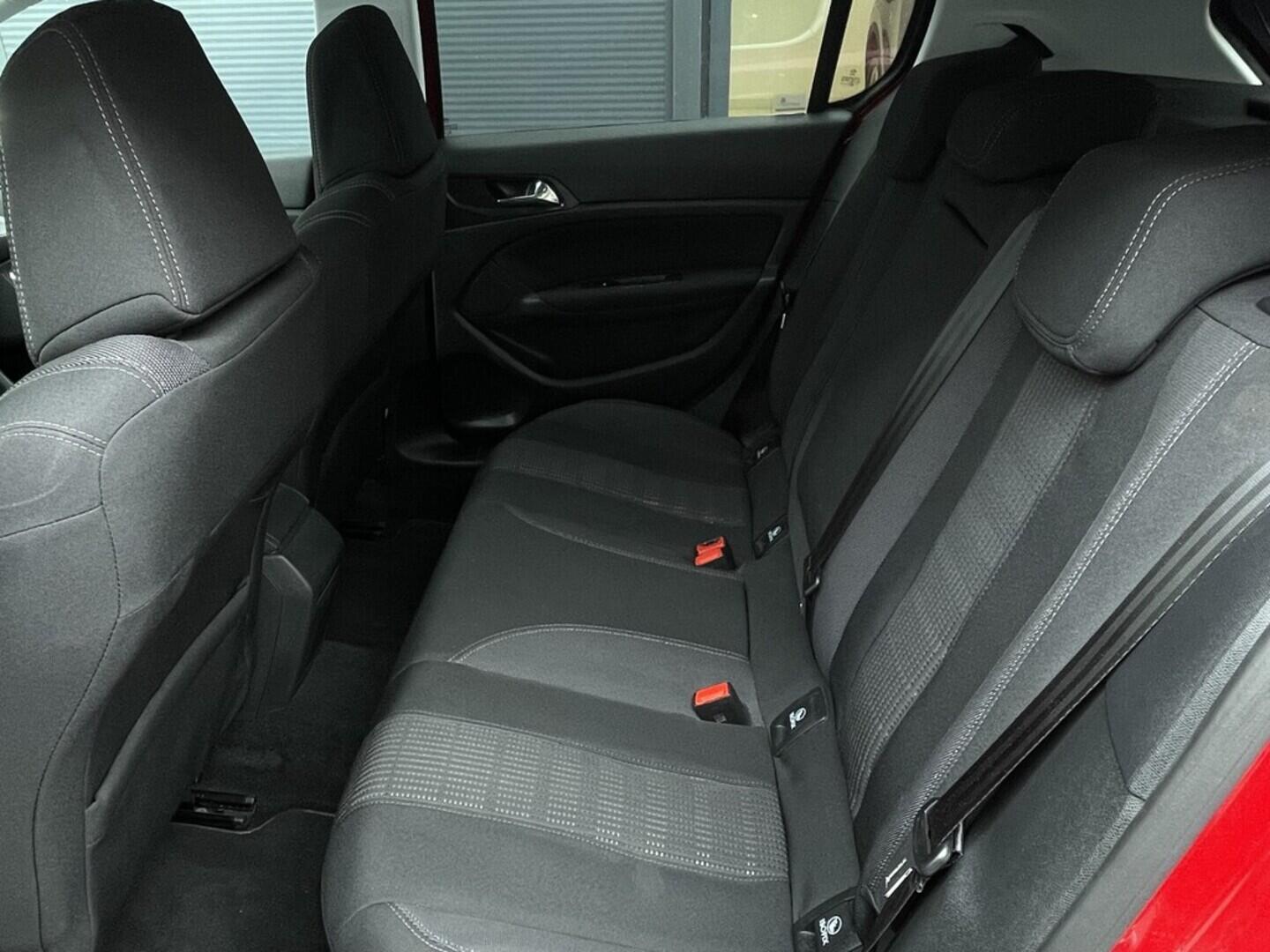 OM190V02456_29.webp_308 allure 1.6  88 kW manuál