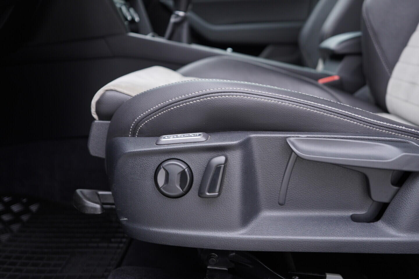 OM190V02472_21.webp_PASSAT VARIANT HIGHLINE 2.0 TDI 110 kW manuál