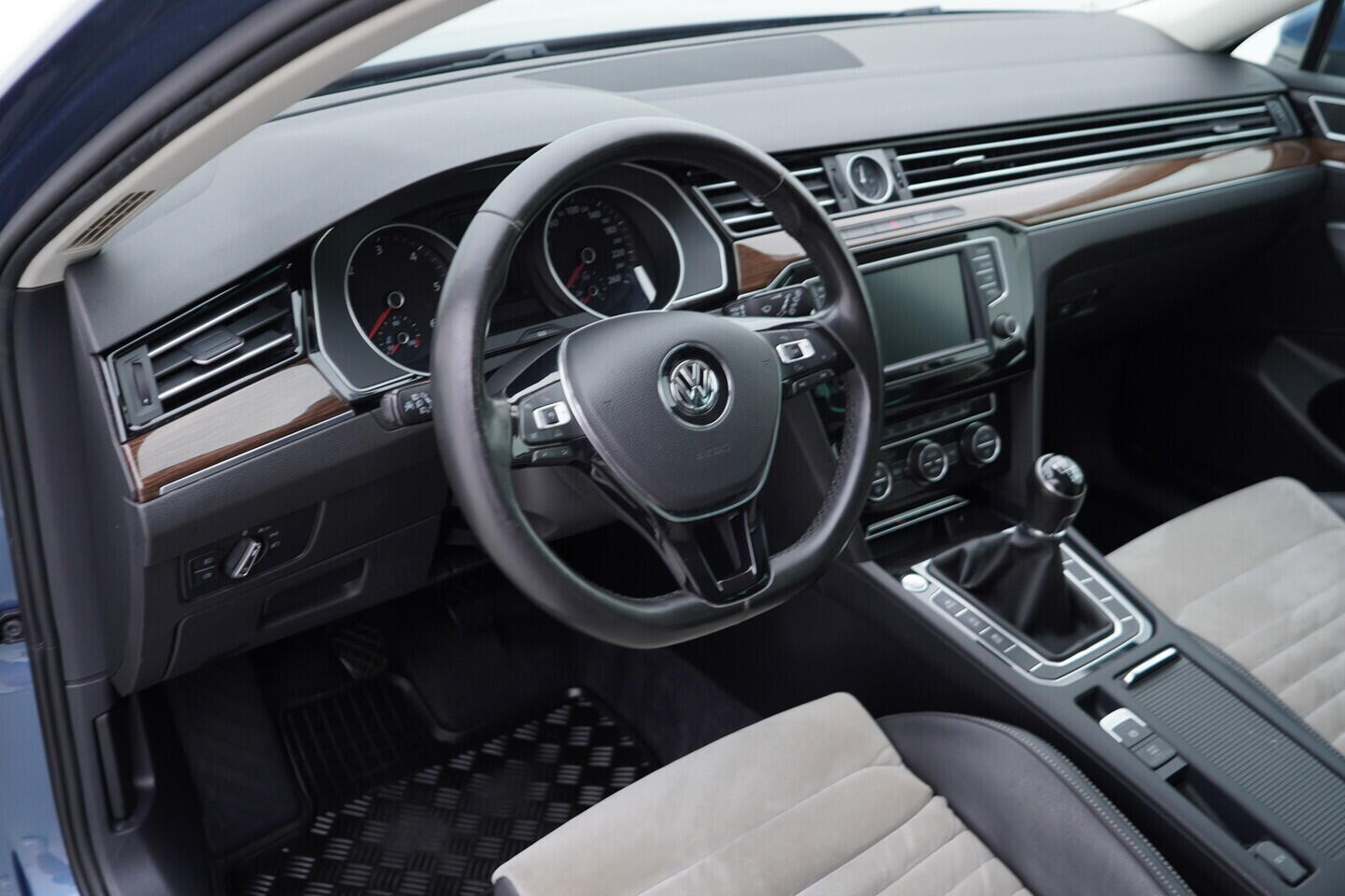 OM190V02472_22.webp_PASSAT VARIANT HIGHLINE 2.0 TDI 110 kW manuál