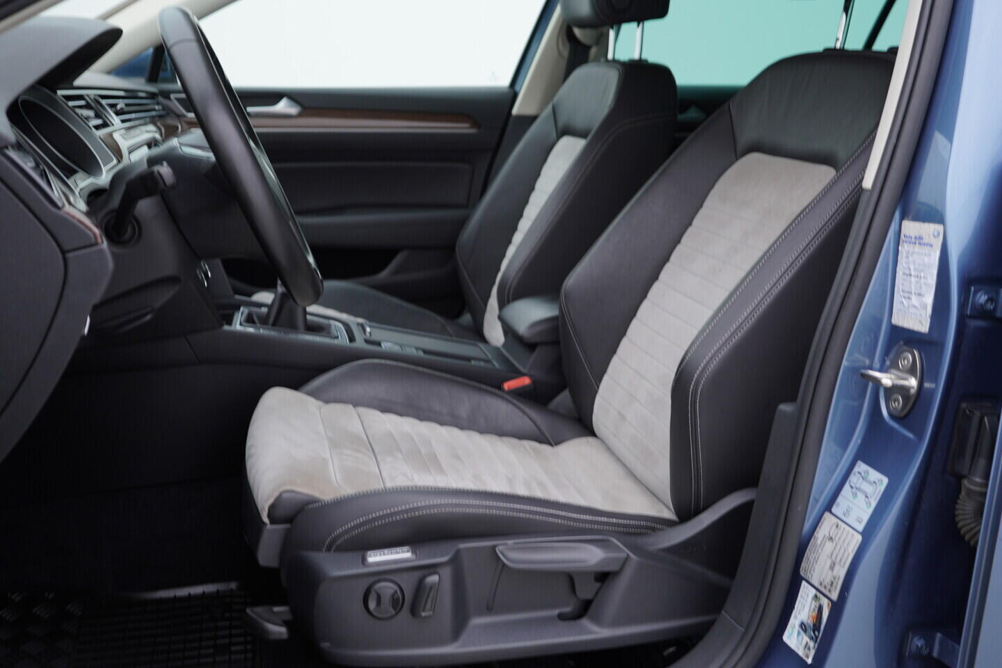 OM190V02472_23.webp_PASSAT VARIANT HIGHLINE 2.0 TDI 110 kW manuál