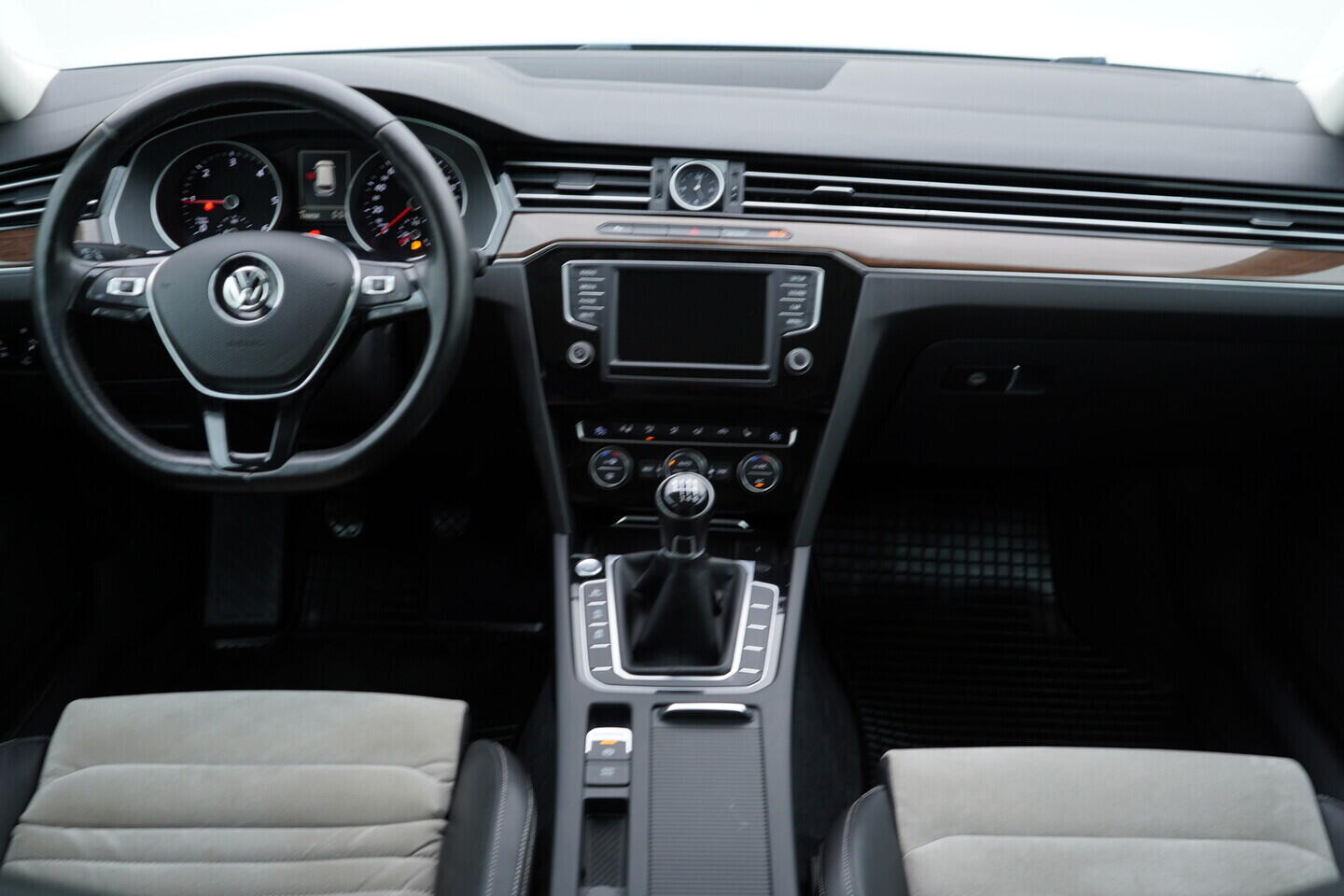 OM190V02472_26.webp_PASSAT VARIANT HIGHLINE 2.0 TDI 110 kW manuál