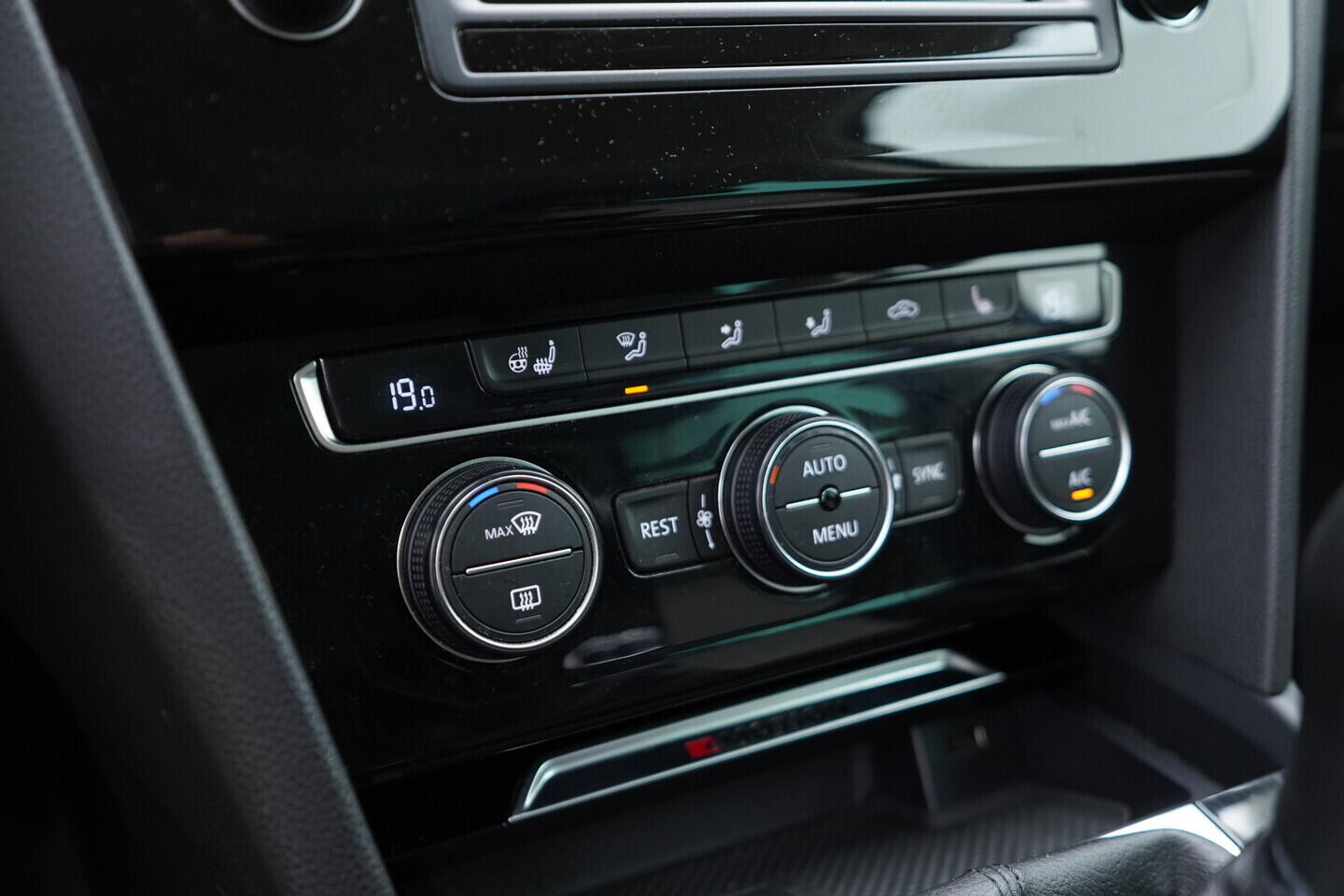 OM190V02472_31.webp_PASSAT VARIANT HIGHLINE 2.0 TDI 110 kW manuál