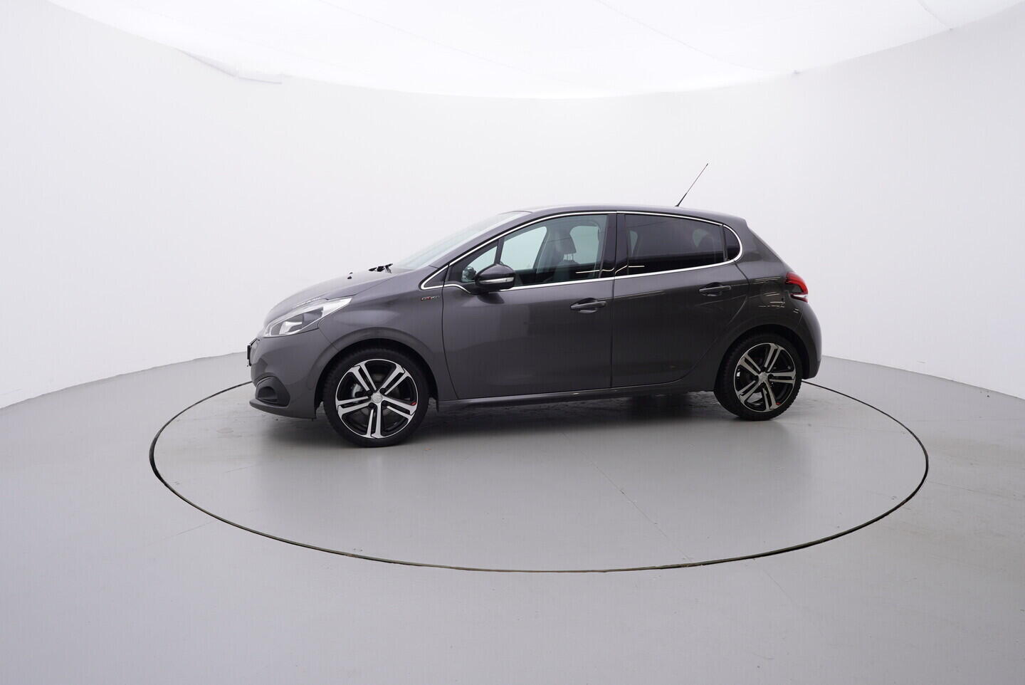 OM190V02476_11.webp_208 GT line 1.2  81 kW manuál