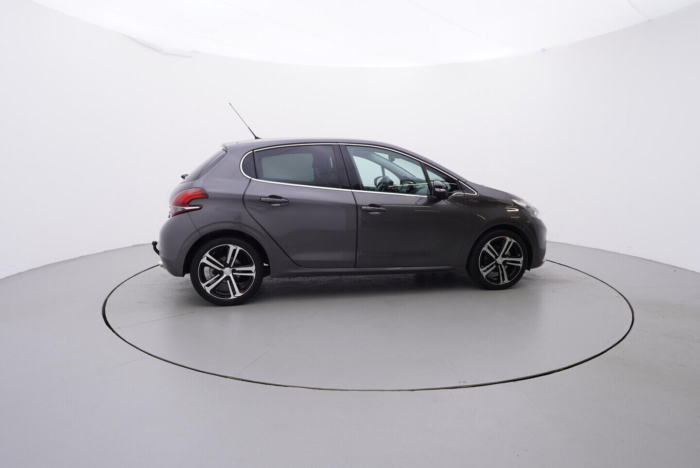 OM190V02476_15.webp_208 GT line 1.2  81 kW manuál