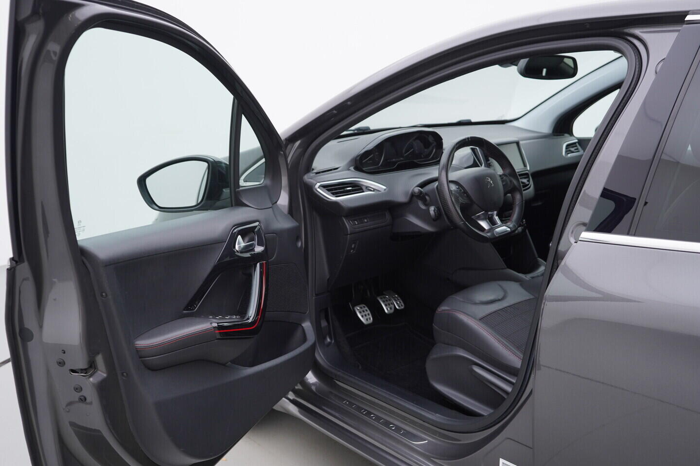 OM190V02476_18.webp_208 GT line 1.2  81 kW manuál