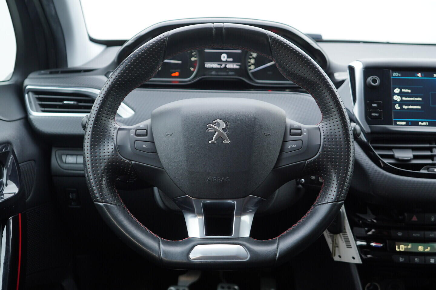 OM190V02476_27.webp_208 GT line 1.2  81 kW manuál