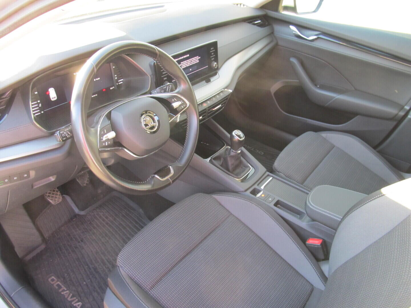 OM190V02483_20.webp_OCTAVIA Ambition Plus 2.0 TDI 85 kW manuál, DPH