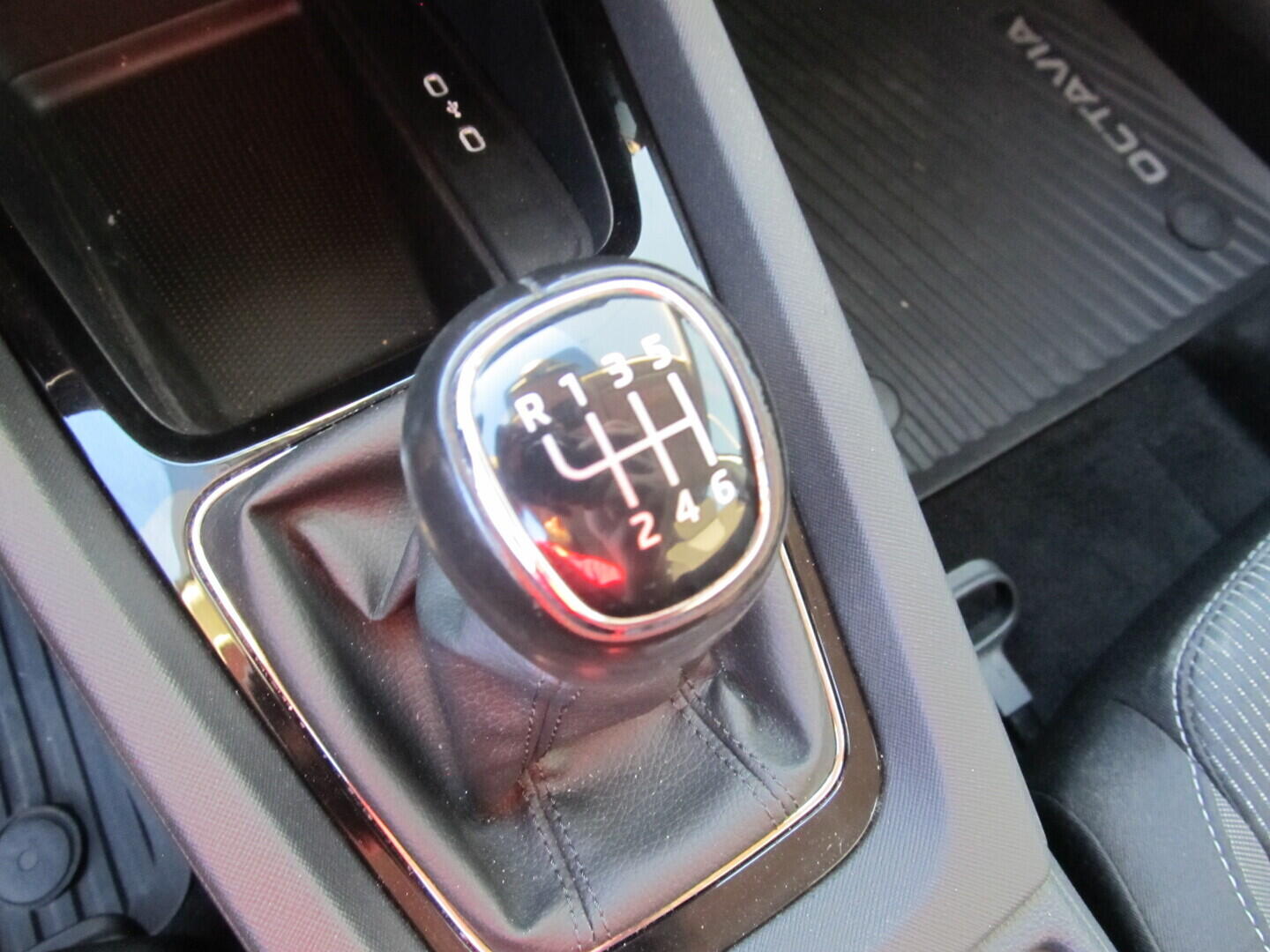 OM190V02483_26.webp_OCTAVIA Ambition Plus 2.0 TDI 85 kW manuál, DPH