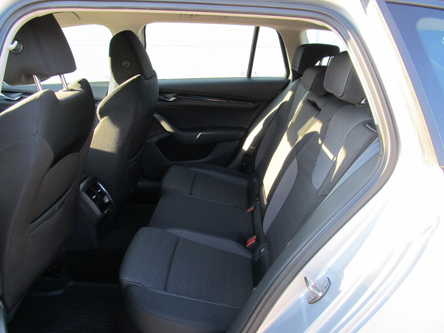 OM190V02483_27.webp_OCTAVIA Ambition Plus 2.0 TDI 85 kW manuál, DPH