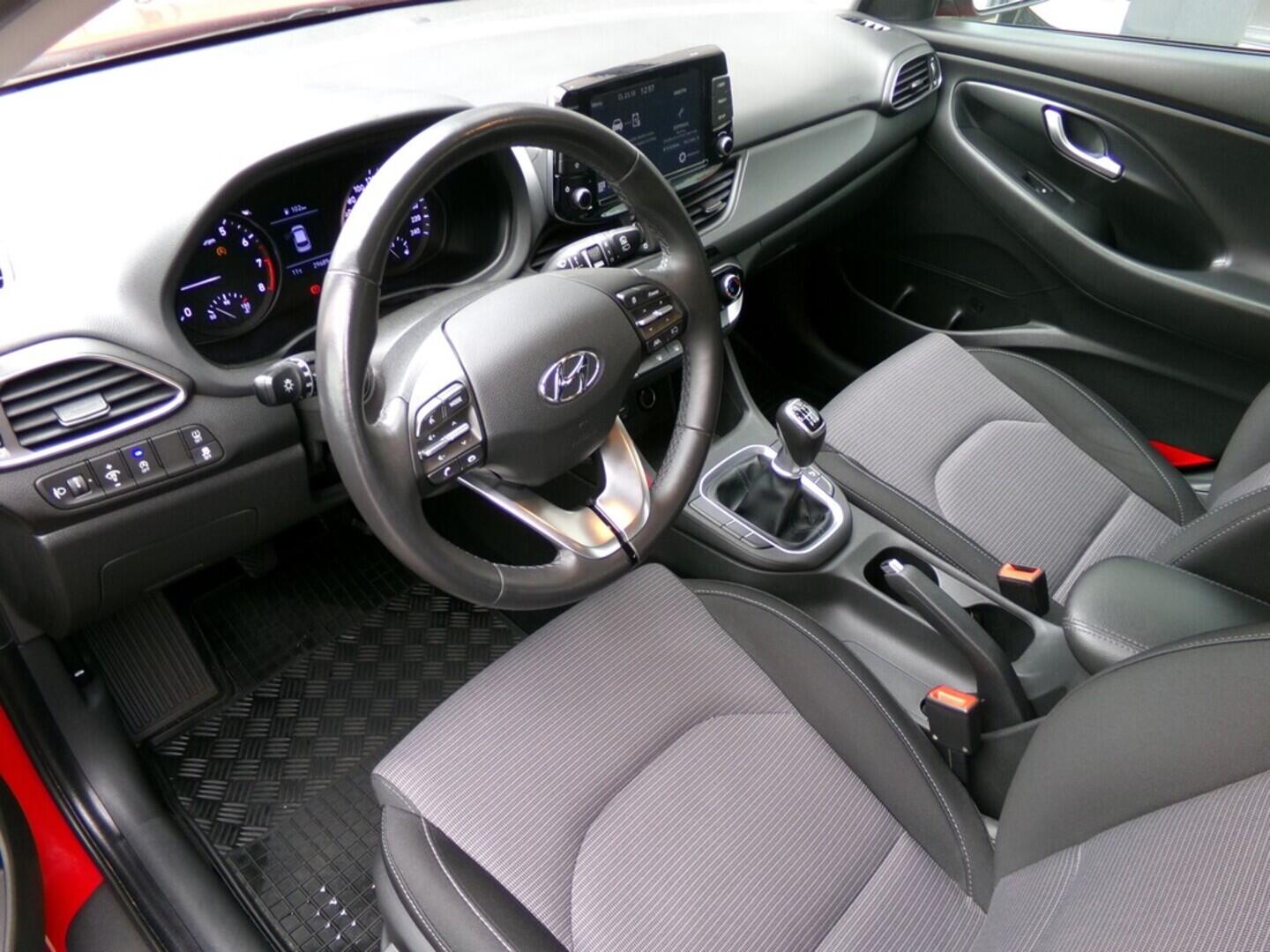 OM190V02485_19.webp_I30 Comfort 1.0  88 kW manuál