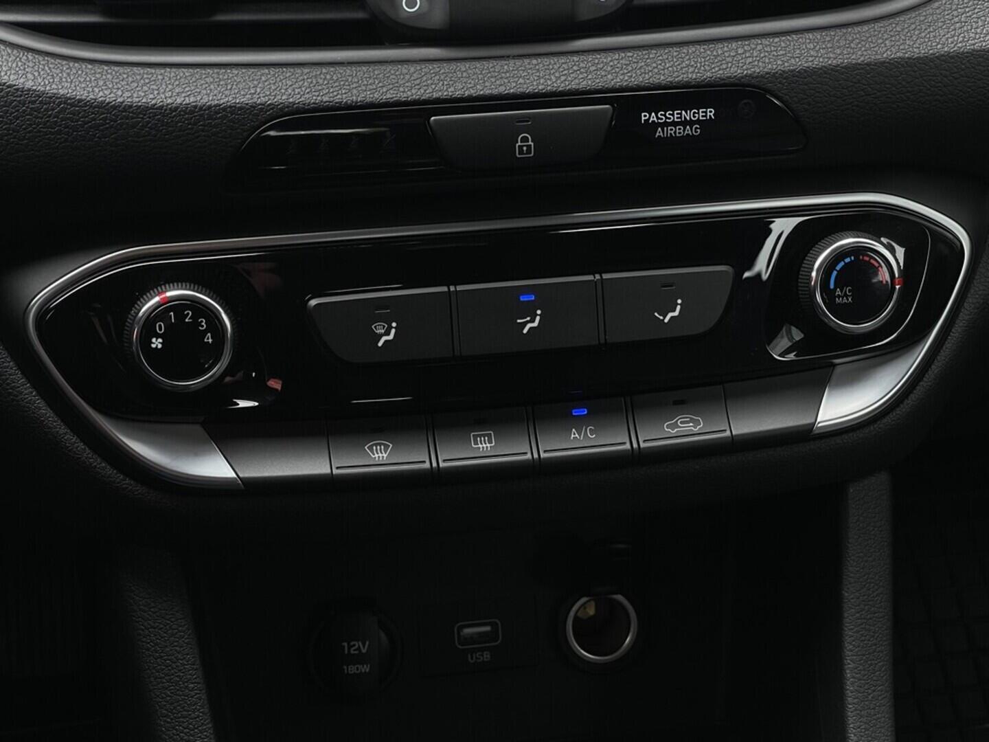 OM190V02485_27.webp_I30 Comfort 1.0  88 kW manuál