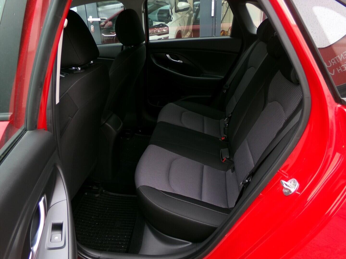 OM190V02485_29.webp_I30 Comfort 1.0  88 kW manuál