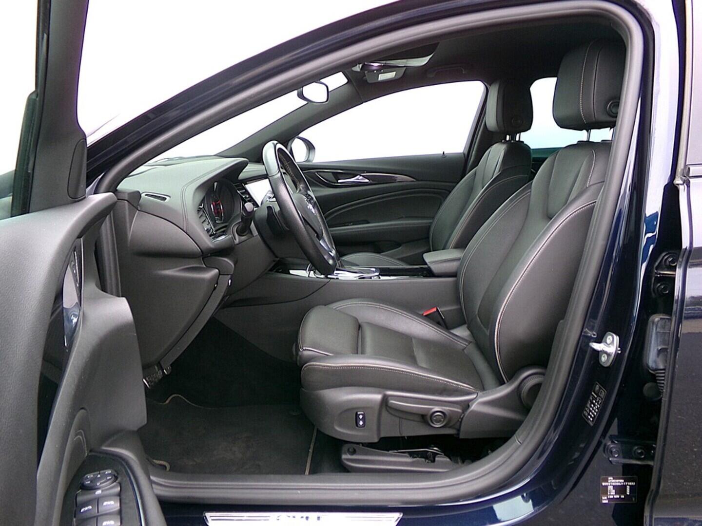 OM190V02496_20.webp_INSIGNIA  2.0 D20DTH OPT. LFS 125 kW automat